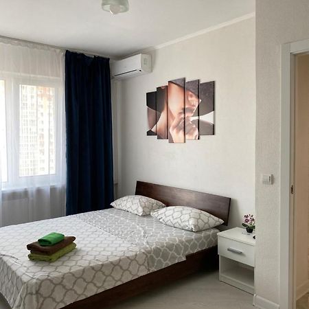 Cozy Apartment On Gmyri 12B Near Metro Poznyaki เคียฟ ภายนอก รูปภาพ